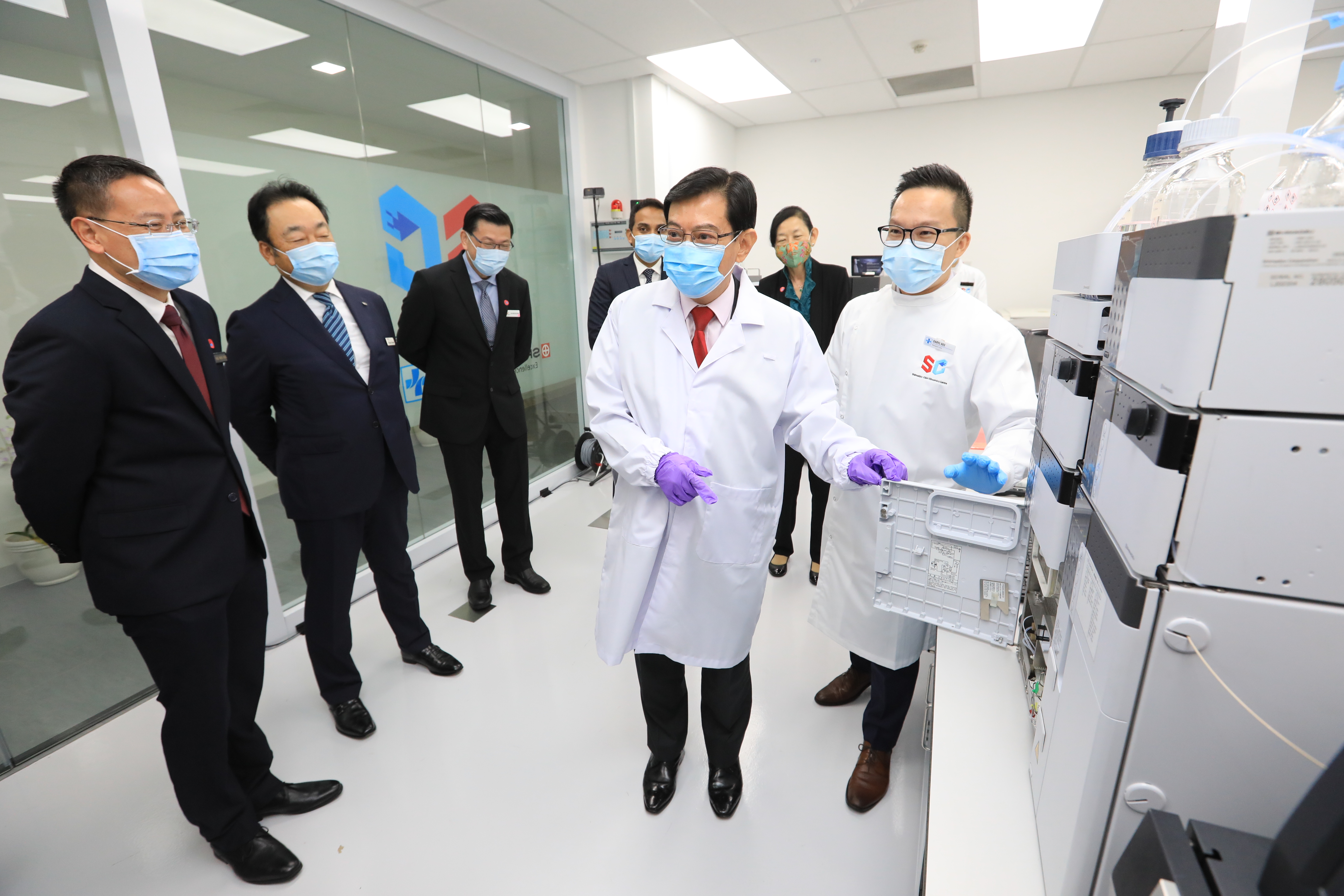 DPM Heng views the mass spectrometer at the Centre